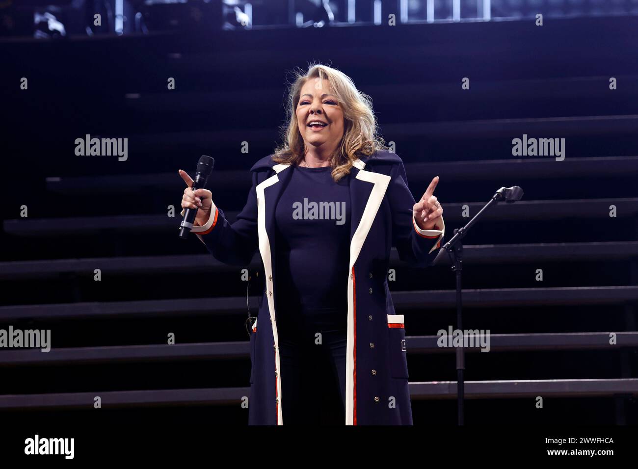 Sängerin Sandra Menges bei ihrem Auftritt bei im Rahmen des Events Die 80er live - Die größte 80er Party der Welt in der Arena auf Schalke. während der Show wurde bestätigt: Die Party Hat einen neuen Weltrekord aufgestellt und gilt mit knapp 45,000 Besuchern offiziell suora als das größte Event Seiner Art weltweit. Gelsenkirchen, 23.03.2024 NRW Deutschland *** cantante Sandra Menges che si esibisce all'evento Die 80er live Die größte 80er Party der Welt in der Arena auf Schalke durante lo spettacolo è stato confermato il partito ha stabilito un nuovo record mondiale ed è ora ufficialmente il più grande evento del suo genere nel Foto Stock