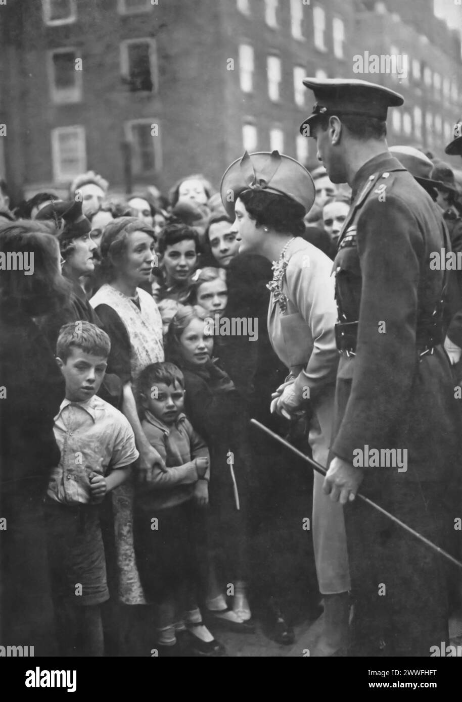 Una fotografia cattura re Giorgio vi e la regina Elisabetta i (la regina madre) che interagiscono con le persone di Londra colpite dal bombardamento di Londra, noto come Blitz, intorno al 1940. Questa immagine mostra l'impegno dei monarchi nei confronti del loro popolo durante uno dei momenti più bui della Gran Bretagna, mentre camminavano tra l'offerta pubblica di sostegno e solidarietà, incarnando la resilienza e l'unità della nazione durante la seconda guerra mondiale Foto Stock