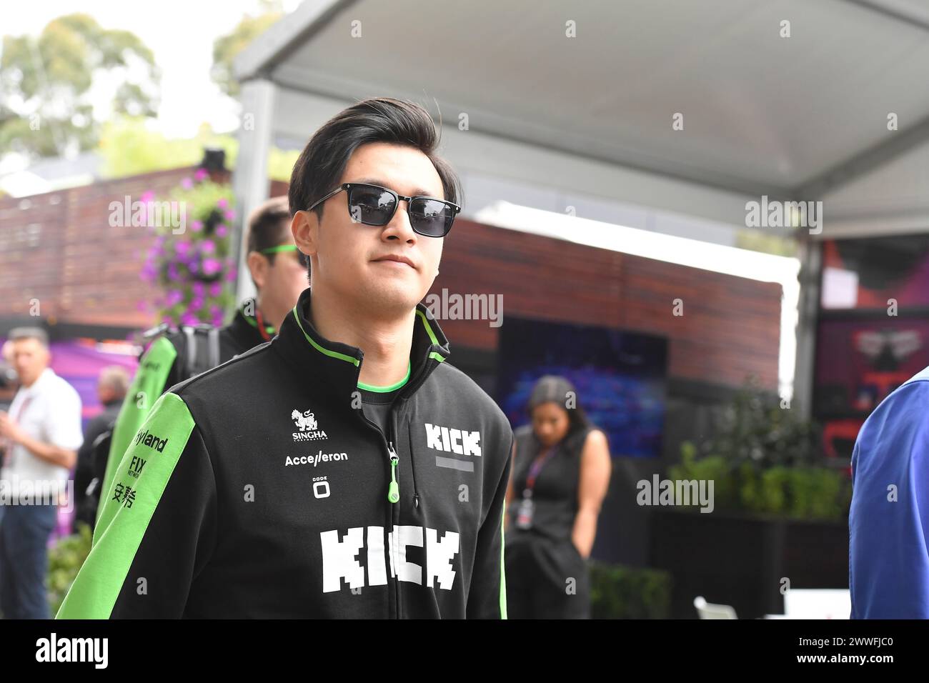 MELBOURNE, AUSTRALIA, 24 marzo 2024. Nella foto: 24 Zhou Guanyu (CHN) in palio il Team di F1 Kick Sauber al terzo round del Rolex Australian Grand Prix 2024 della FIA Formula 1 dal 22 al 24 marzo presso l'Albert Park Street Circuit di Melbourne, Australia. Crediti: Karl Phillipson/Alamy Live News Foto Stock