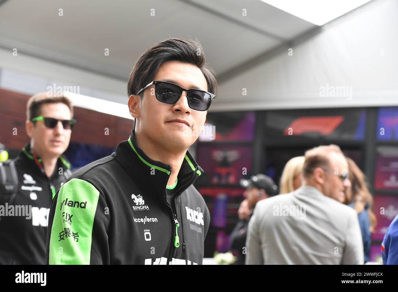 MELBOURNE, AUSTRALIA, 24 marzo 2024. Nella foto: 24 Zhou Guanyu (CHN) in palio il Team di F1 Kick Sauber al terzo round del Rolex Australian Grand Prix 2024 della FIA Formula 1 dal 22 al 24 marzo presso l'Albert Park Street Circuit di Melbourne, Australia. Crediti: Karl Phillipson/Alamy Live News Foto Stock