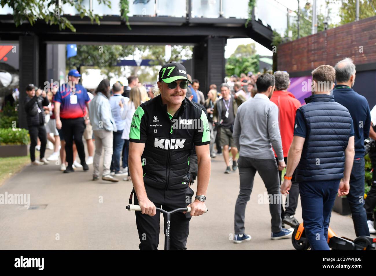 MELBOURNE, AUSTRALIA, 24 marzo 2024. Nella foto: 77 Valtteri Bottas (fin) in palio per il Team F1 Kick Sauber al terzo round del Rolex Australian Grand Prix 2024 della FIA Formula 1 dal 22 al 24 marzo presso l'Albert Park Street Circuit di Melbourne, Australia. Crediti: Karl Phillipson/Alamy Live News Foto Stock
