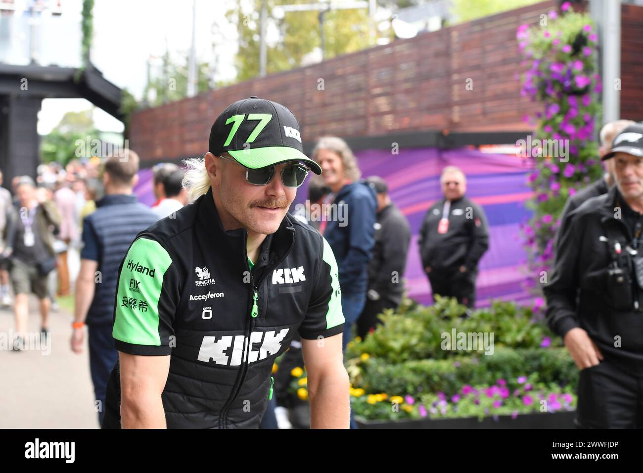 MELBOURNE, AUSTRALIA, 24 marzo 2024. Nella foto: 77 Valtteri Bottas (fin) in palio per il Team F1 Kick Sauber al terzo round del Rolex Australian Grand Prix 2024 della FIA Formula 1 dal 22 al 24 marzo presso l'Albert Park Street Circuit di Melbourne, Australia. Crediti: Karl Phillipson/Alamy Live News Foto Stock