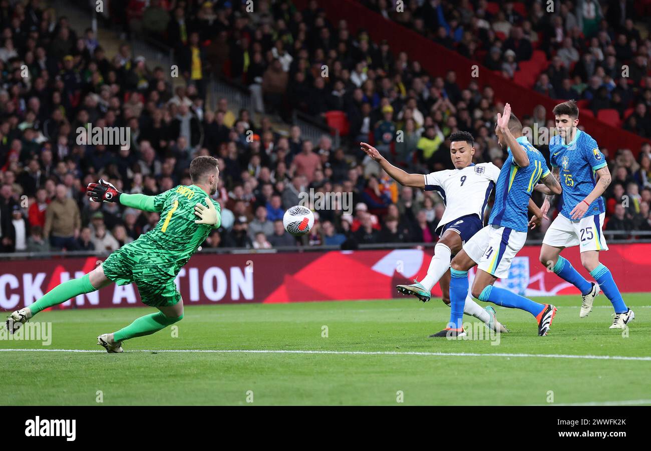 Londra, Regno Unito. 24 marzo 2024. Ollie Watkins (3° R) dell'Inghilterra spara durante l'amichevole di calcio tra Inghilterra e Brasile a Londra, Regno Unito, 23 marzo 2024. Crediti: Xinhua/Alamy Live News Foto Stock