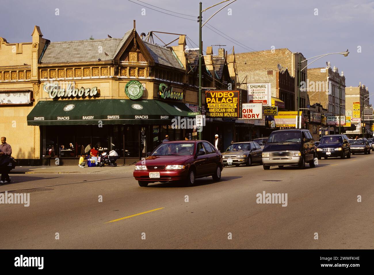 Chicago, Illinois, U.S.A. - Devon Street, quartiere dell'Asia meridionale, Chicago settentrionale, diversità etnica Foto Stock