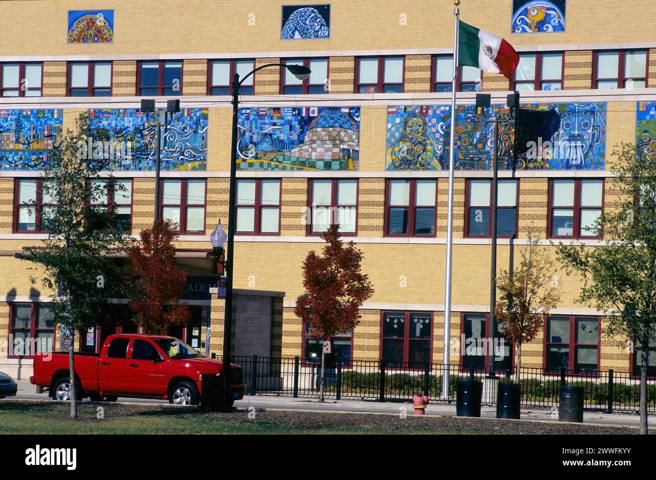 Chicago, Illinois, U.S.A. - Pilsen, Mexican American Neighborhood, Orozco Community Academy, una scuola pubblica di Chicago che mostra la bandiera messicana. (An Foto Stock