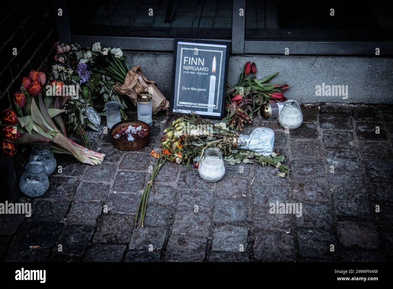 Krudttonden, che significa "polveriera", è un cafÃ e un centro culturale locale a osterfaelled Torv nel distretto osterbro di Copenaghen, Danimarca. Krudttonden è utilizzato per una vasta gamma di eventi culturali, tra cui teatro, concerti, dibattiti, mostre e ricevimenti. Il 14 febbraio 2015, il caffè è stato il luogo di un attacco che ha ucciso il regista di 55 anni Finn Norgaard e ferito tre agenti di polizia Copenaghen osterbro Danimarca Copyright: XKristianxTuxenxLadegaardxBergx IMG 3842 Foto Stock