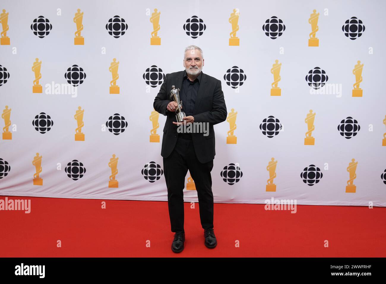 Halifax, Canada. 23 marzo 2024. Chip Sutherland posa con il Juno Award per il Walt Grealis Special Achievement Award durante i Juno Awards ad Halifax sabato 23 marzo 2024. Credito: The Canadian Press/Alamy Live News Foto Stock
