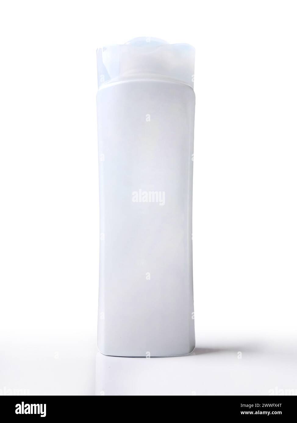 Flacone di shampoo o balsamo o cosmetico bianco realistico su sfondo bianco isolato. Angolo basso. Foto Stock