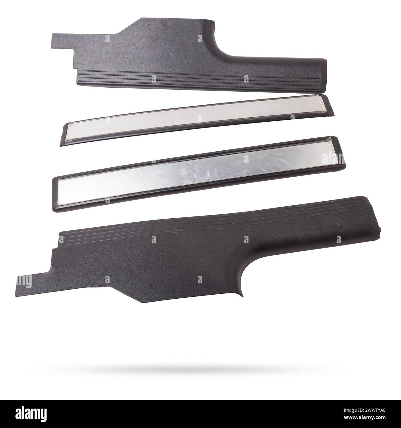 Un quattro di plastica nera decorativa porta batte in un analisi di automobili per la vendita o la riparazione in un'officina su uno sfondo bianco isolato in un fototundo Foto Stock