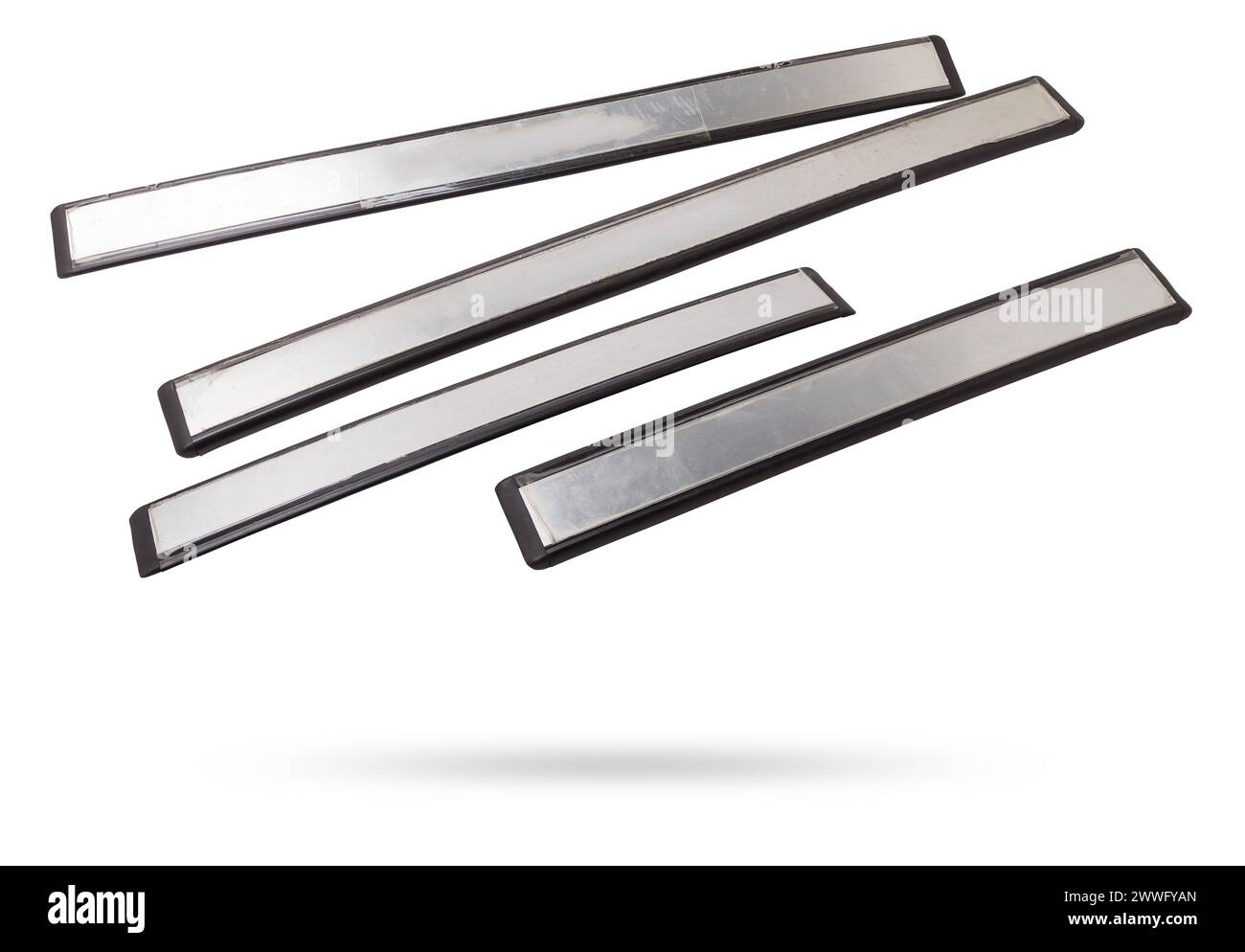 Un quattro di plastica nera decorativa porta batte in un analisi di automobili per la vendita o la riparazione in un'officina su uno sfondo bianco isolato in un fototundo Foto Stock