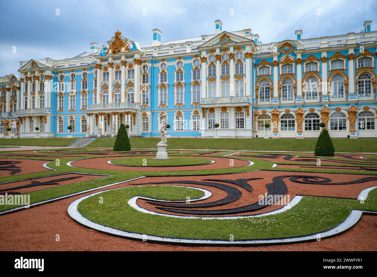PUSHKIN, RUSSIA - 8 LUGLIO 2015: Al Palazzo di Caterina in una nuvolosa mattinata di luglio. Tsarskoye Selo, vicino a St Pietroburgo Foto Stock