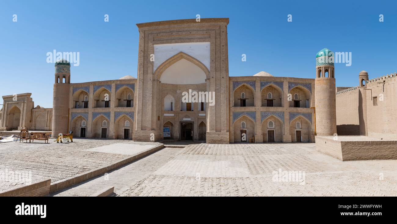 L'antica madrasa Kutlug-Murad-Inaka in un giorno di settembre soleggiato (panorama). Khiva, Uzbekistan Foto Stock
