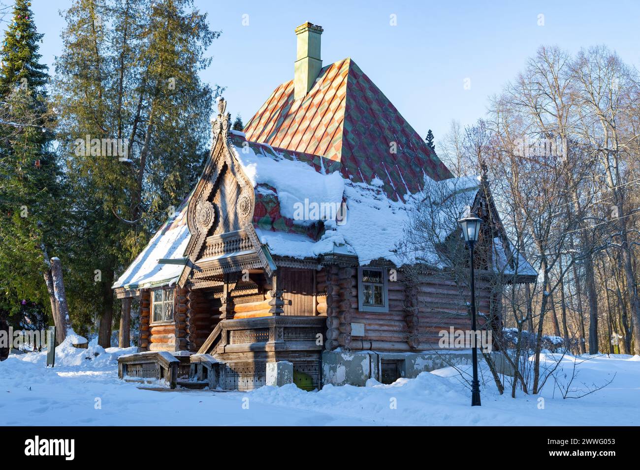 ABRAMTSEVO, RUSSIA - 5 GENNAIO 2024: Stabilimento balneare nella tenuta di Abramtsevo il giorno di gennaio Foto Stock