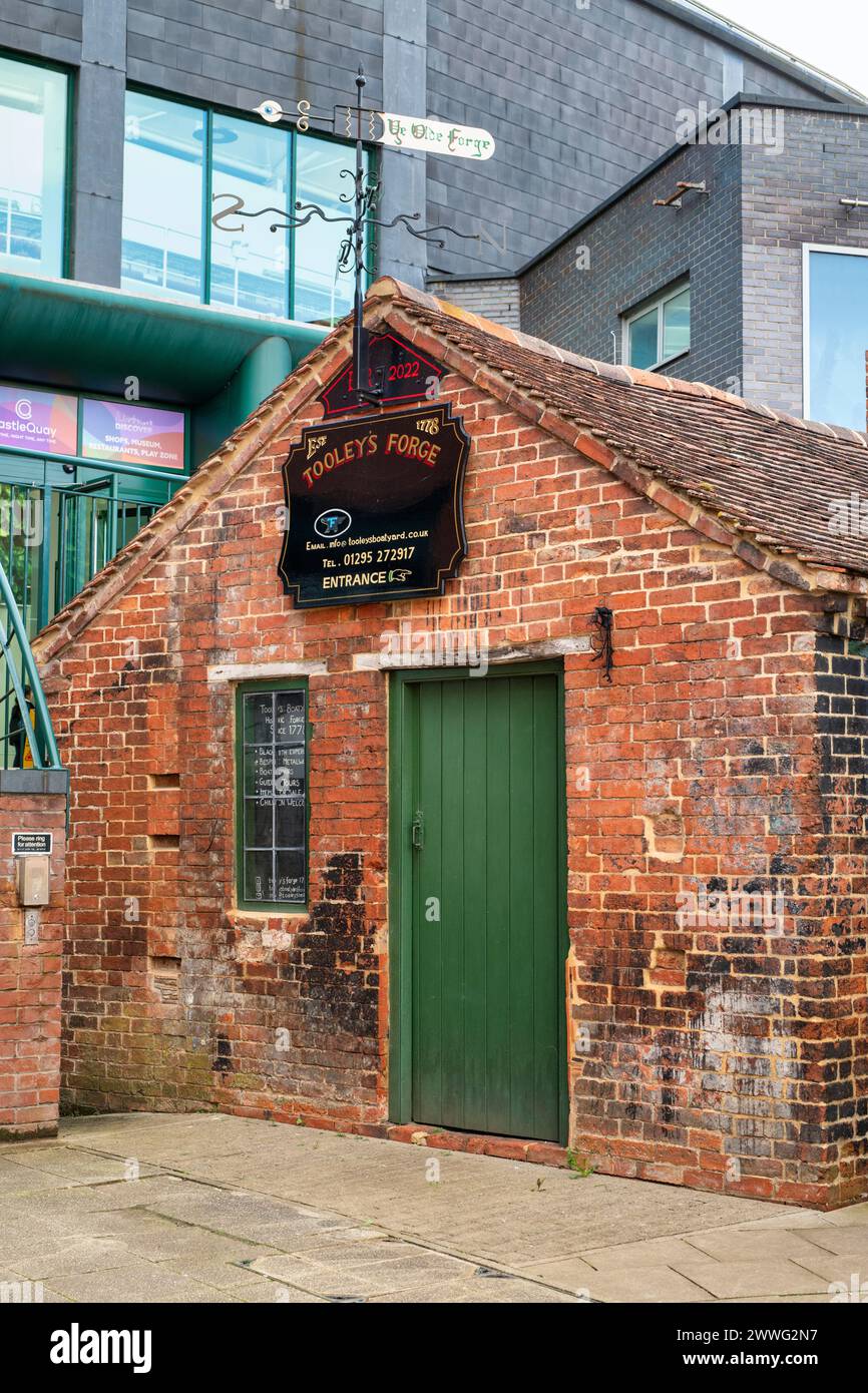 Tooleys Forge edificio storico lungo il canale di oxford nel pomeriggio. Banbury, Oxfordshire, Inghilterra Foto Stock