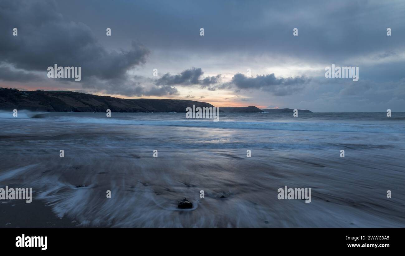 Spiaggia orientale di acqua dolce all'alba, lunga esposizione Foto Stock