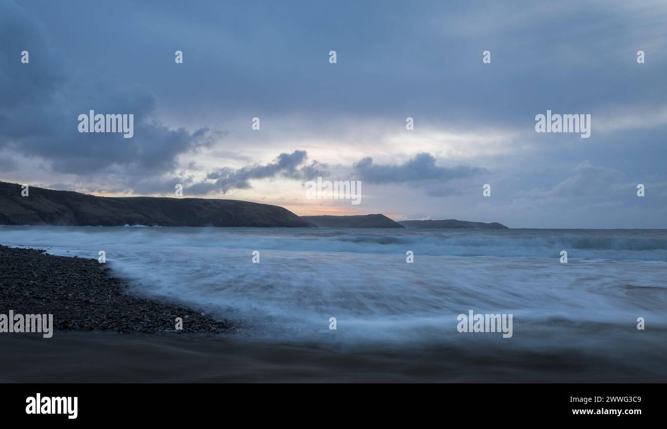 Spiaggia orientale di acqua dolce all'alba, lunga esposizione Foto Stock