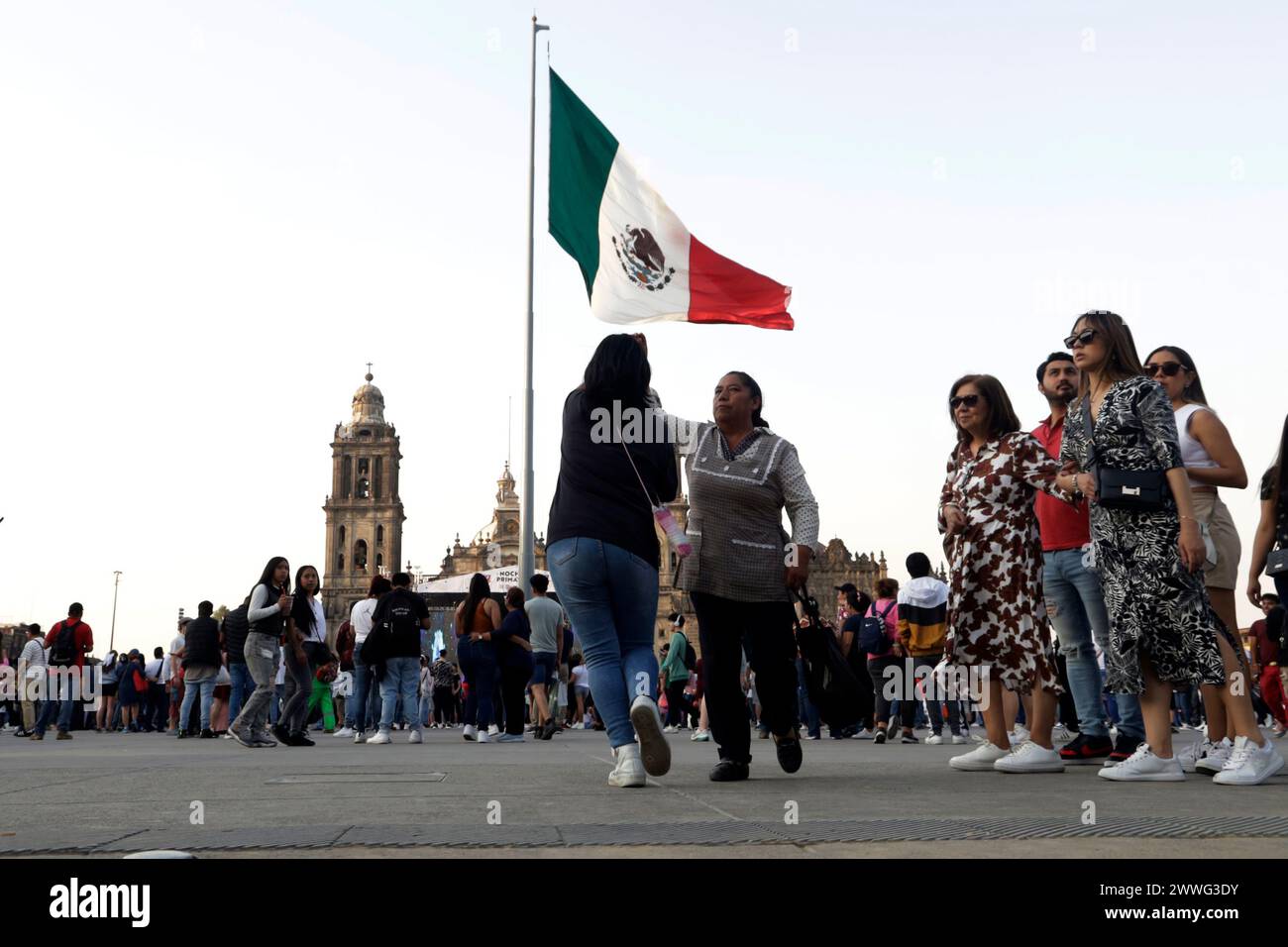 Città del Messico, Messico. 23 marzo 2024. Una coppia sta ballando durante lo Spring Night Festival a città del Messico, Messico, il 23 marzo 2024. (Foto di Luis Barron/Eyepix Group) credito: NurPhoto SRL/Alamy Live News Foto Stock