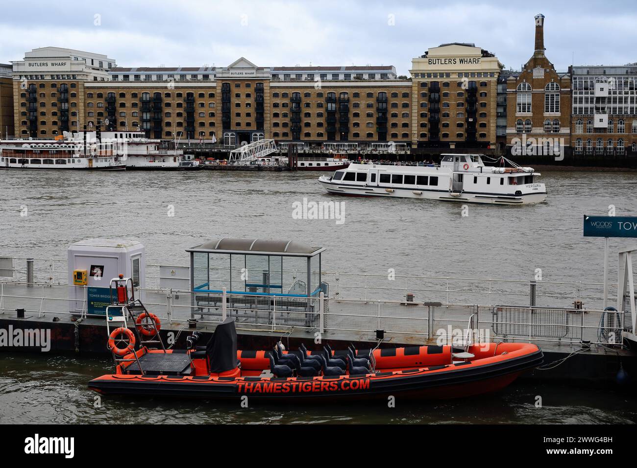 LONDRA, Regno Unito - 19 MARZO 2024: Veduta di Butlers Wharf a Shad Tamigi vista attraverso il Tamigi con un cartello Foto Stock