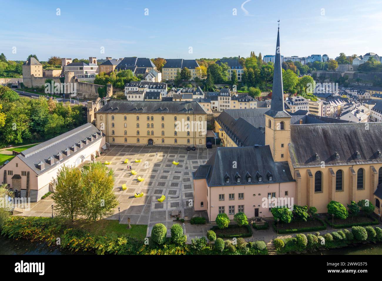 Città di Lussemburgo (Lussemburgo, Lëtzebuerg): Abbazia di Neimënster (Abtei Neimënster, Abbaye de Neimënster, Abtei Neumünster, Abbazia di Neumünster), fiume Alzette Foto Stock