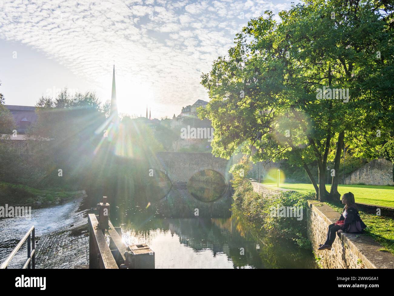 Città di Lussemburgo (Lussemburgo, Lëtzebuerg): Muro di Venceslao, ponte Stierchen, fiume Alzette, giovane donna sul muro a Lussemburgo, Lussemburgo Foto Stock