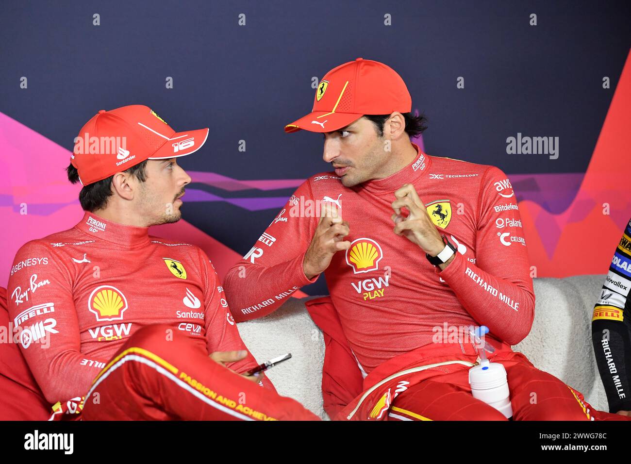 MELBOURNE, AUSTRALIA, 24 marzo 2024. 2° posto Charles Leclerc (MCO) Scuderia Ferrari (sinistra) e vincitore 55 Carlos Sainz Jr. (ESP) Scuderia Ferrari (a destra) alla conferenza stampa post gara del FIA Formula 1 Rolex Australian Grand Prix 2024 3° round dal 22 al 24 marzo presso l'Albert Park Street Circuit di Melbourne, Australia. Crediti: Karl Phillipson/Alamy Live News Foto Stock