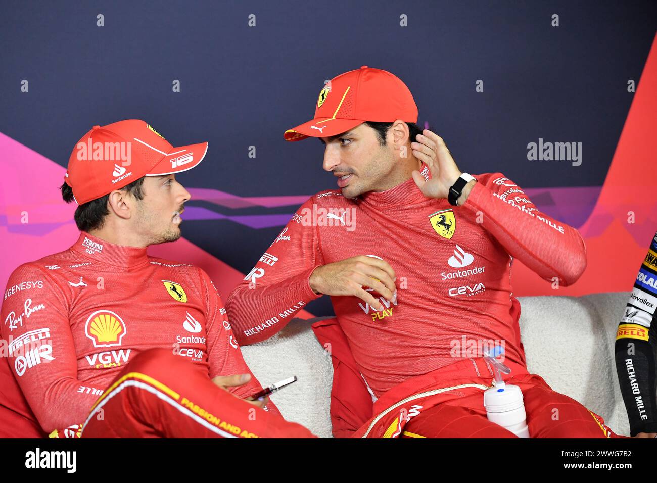 MELBOURNE, AUSTRALIA, 24 marzo 2024. 2° posto Charles Leclerc (MCO) Scuderia Ferrari (sinistra) e vincitore 55 Carlos Sainz Jr. (ESP) Scuderia Ferrari (a destra) alla conferenza stampa post gara del FIA Formula 1 Rolex Australian Grand Prix 2024 3° round dal 22 al 24 marzo presso l'Albert Park Street Circuit di Melbourne, Australia. Crediti: Karl Phillipson/Alamy Live News Foto Stock