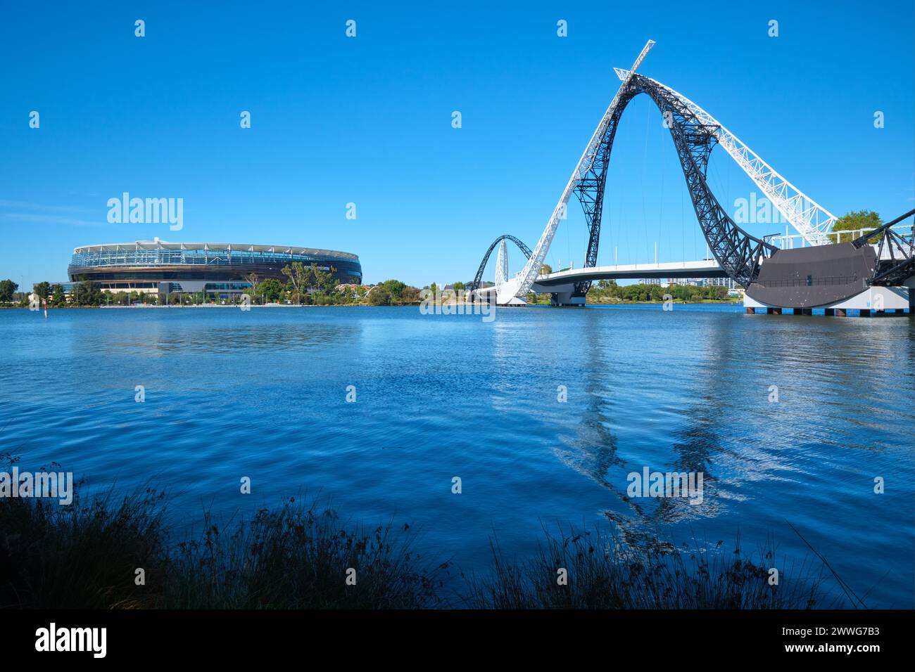 Vista sul fiume Swan da East Perth verso l'Optus Stadium e il Matagarup Bridge in una giornata di sole con spazio fotocopie, Perth, Australia Occidentale. Foto Stock
