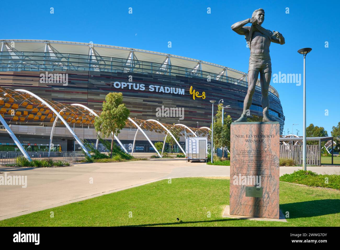 La statua di Nicky Winmar di Louis Laumen fuori dall'Optus Stadium che celebra la posizione di Nicky contro il razzismo durante una partita della AFL, Perth, Australia Occidentale. Foto Stock