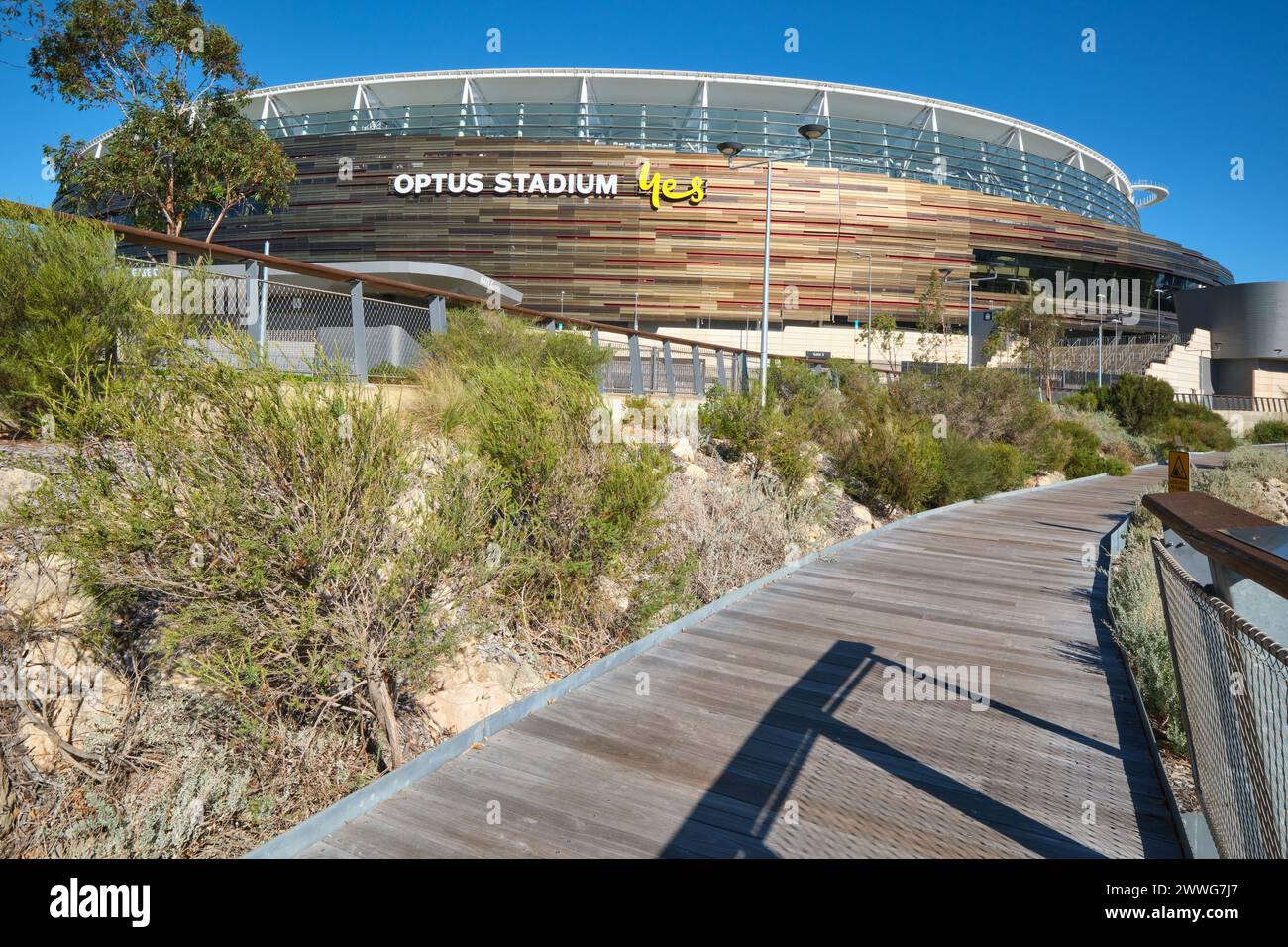 Una passerella in legno lungo il bordo del polifunzionale Optus Stadium, Burswood, Perth, Australia Occidentale. Foto Stock