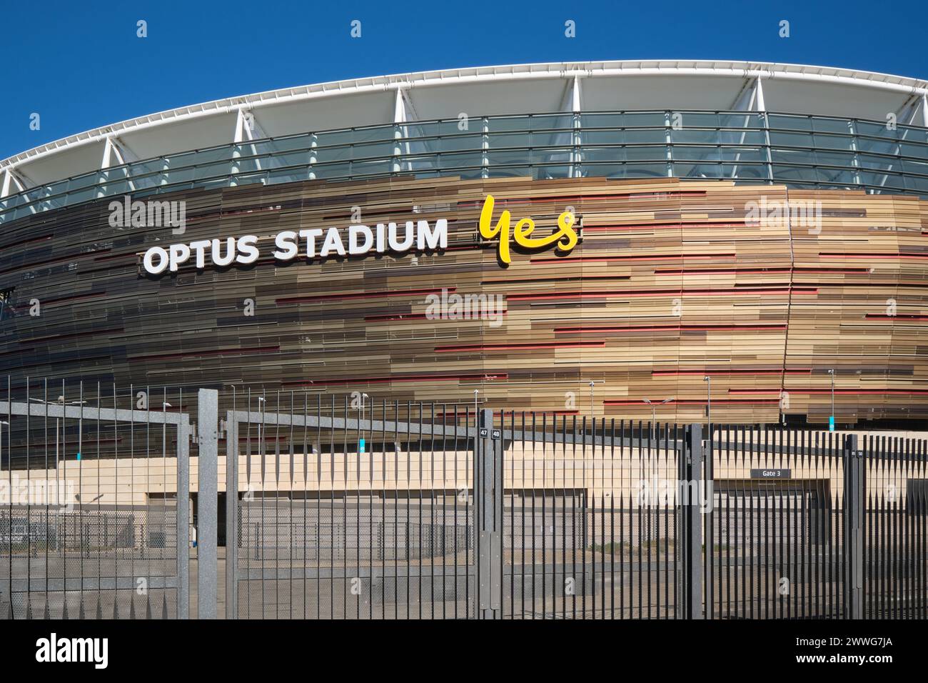 Vista ravvicinata dell'Optus Stadium, sede polifunzionale, sopra una recinzione di sicurezza, Burswood, Perth, Australia Occidentale. Foto Stock