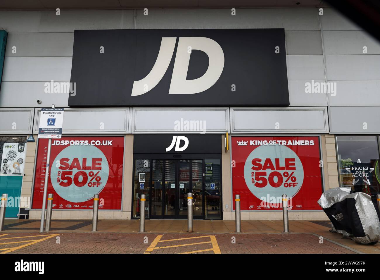 Foto datata 26/12/2020 delle porte di JD Sports a Greenwich Peninsular, a sud di Londra. Si prevede che JD Sports rivelerà la crescita delle vendite, in quanto gli investitori terranno gli occhi aperti per una migliore prospettiva dopo i segnali di una domanda più fredda da parte degli acquirenti. Si prevede inoltre che la società confermi che i profitti sono lievemente diminuiti nel corso dell’anno fino all’inizio di febbraio, in un aggiornamento per gli azionisti di giovedì 28 marzo. Data di pubblicazione: Domenica 24 marzo 2024. Foto Stock