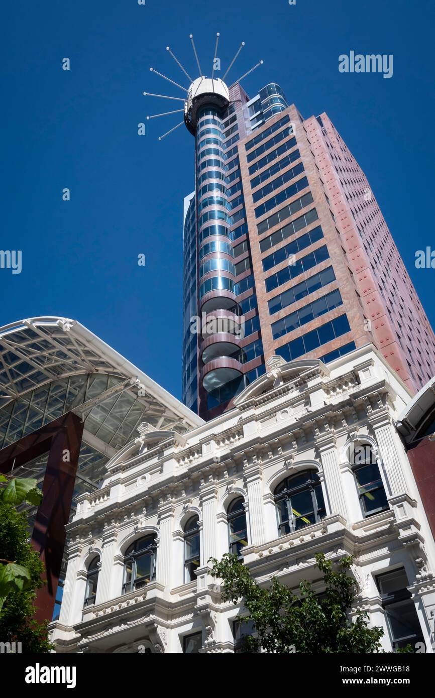 Majestic Centre, l'edificio più alto di Wellington, in contrasto con il vecchio e basso edificio, North Island, nuova Zelanda Foto Stock