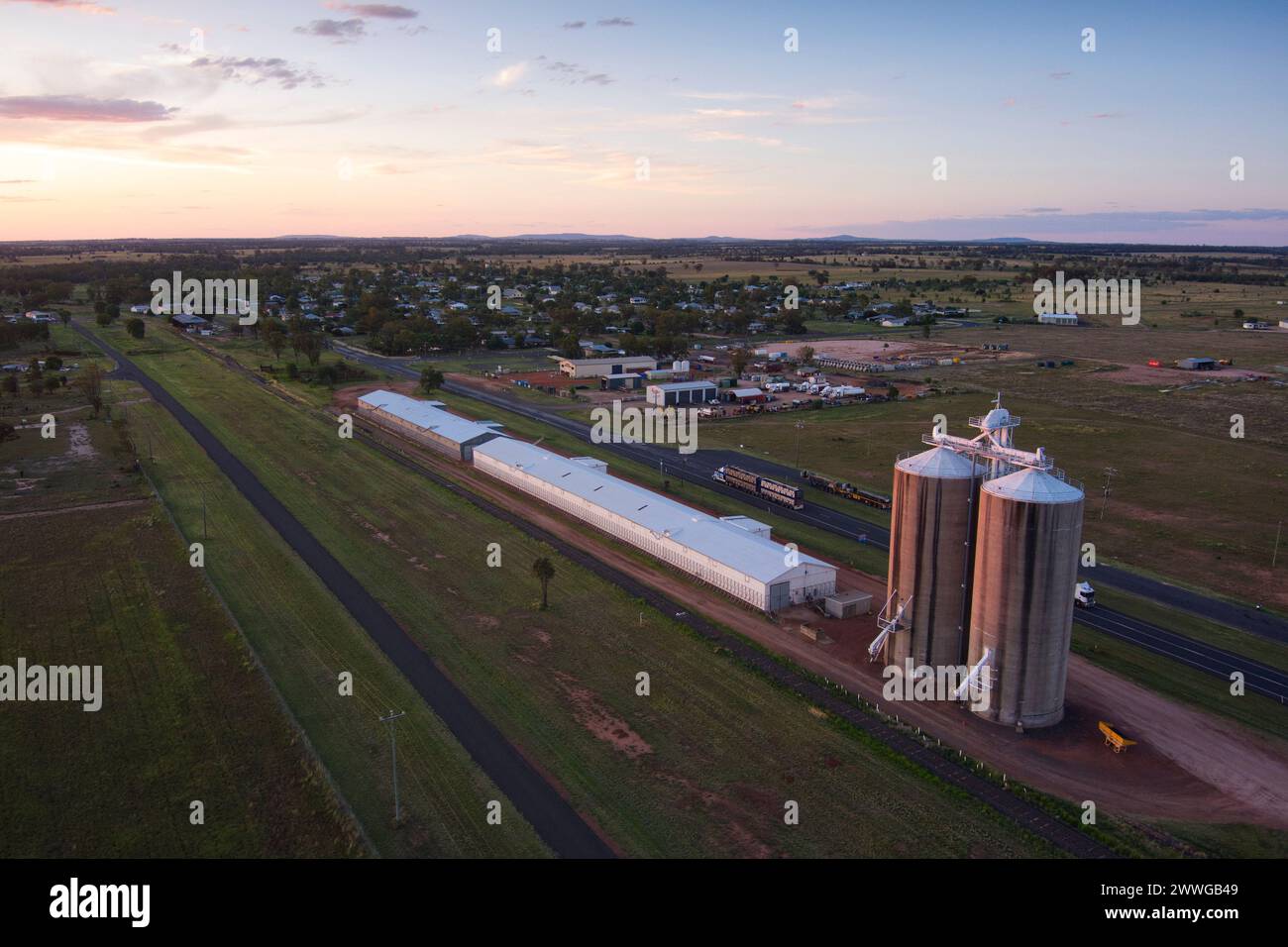 Silos e capannoni di grano presso il deposito GrainCorp Wallumbilla Maranoa Region, Queensland, Australia Foto Stock
