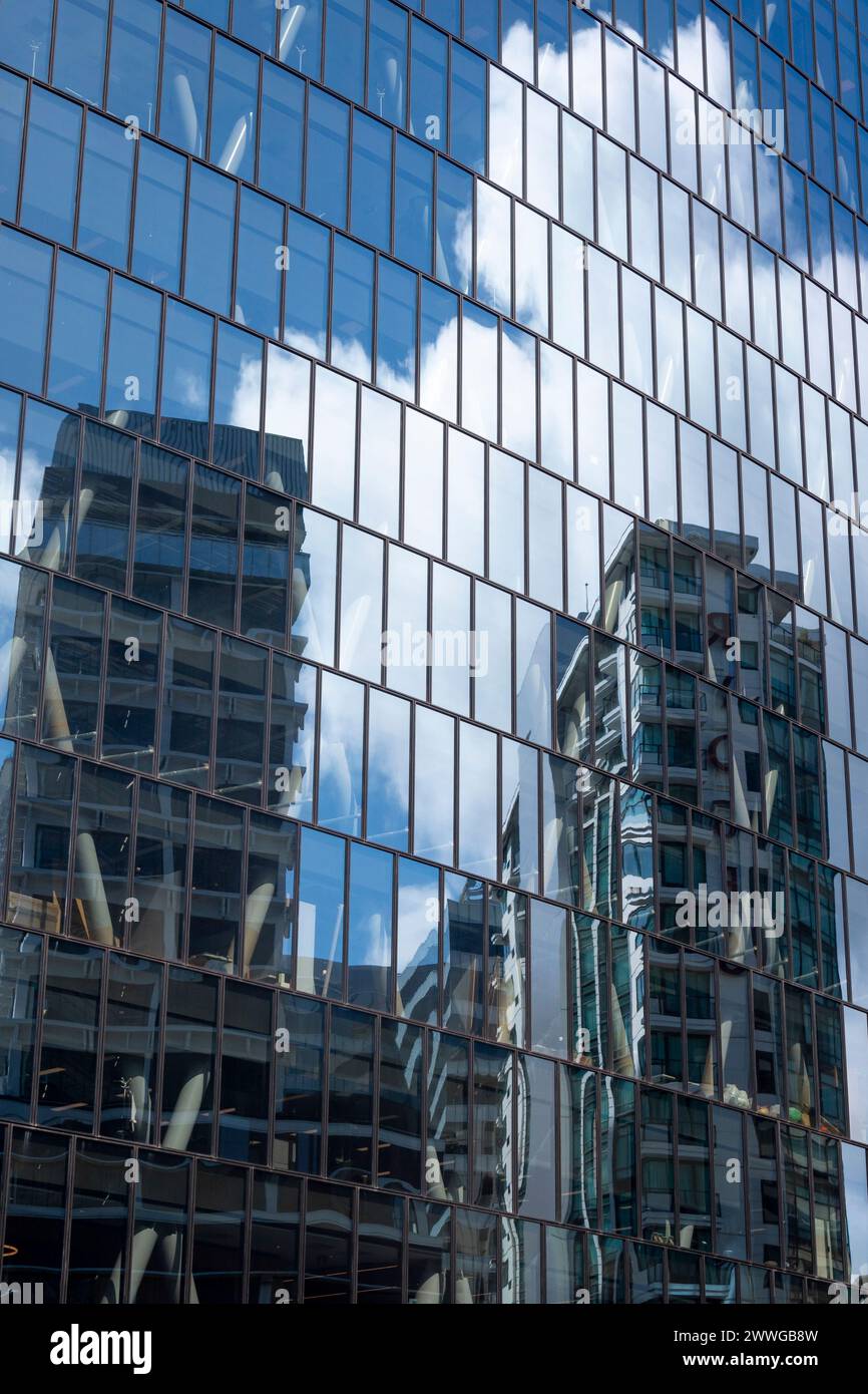 Alti edifici che si riflettono sulla facciata di vetro, Wellington, Isola del Nord, nuova Zelanda Foto Stock