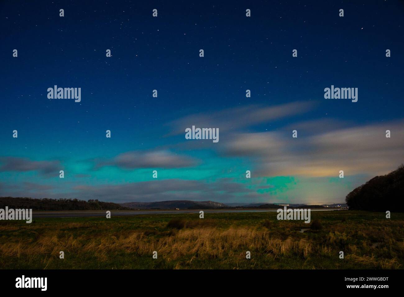 Arnside, Milnthorpe, Cumbria, Regno Unito. 24 marzo 2024. Aurora boreale ad Arnside, Cumbria. Crediti: John Eveson/Alamy Live News Foto Stock