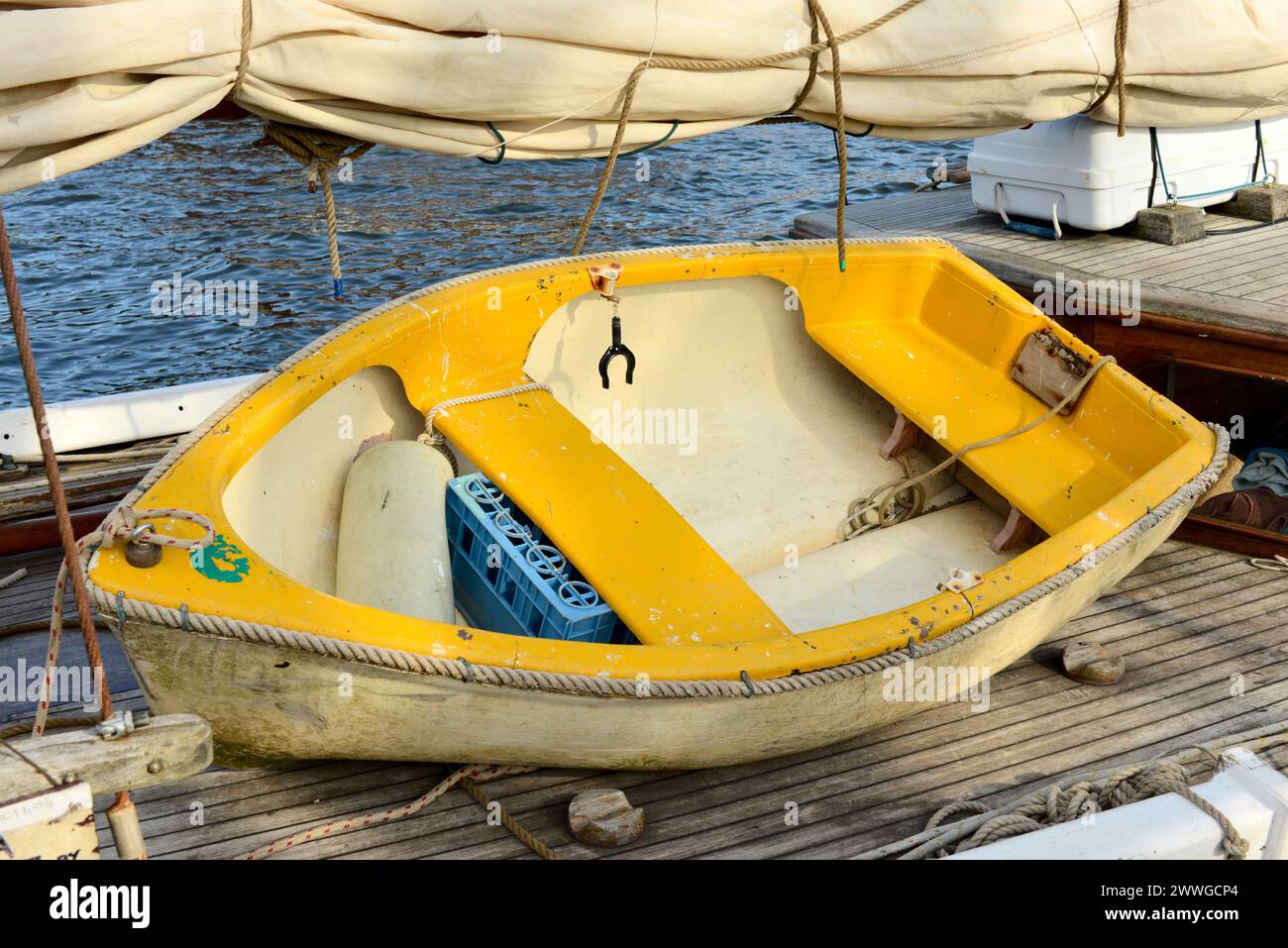 Piccolo gommone della fila gialla seduto sul ponte dello yacht come tender extra più piccolo per la crociera Foto Stock