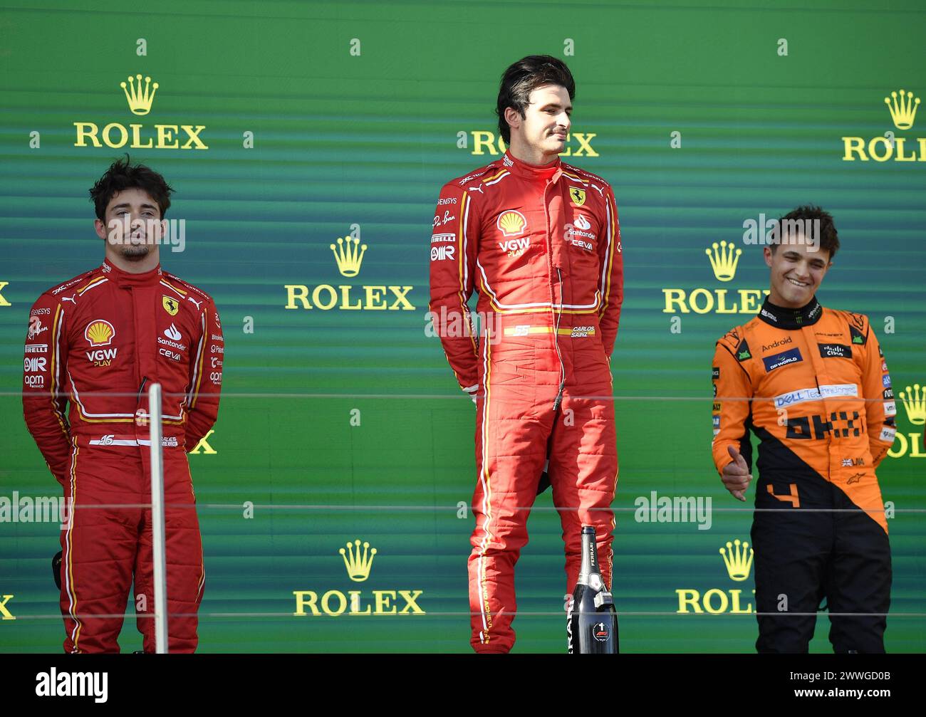 MELBOURNE, AUSTRALIA. 24 marzo 2024. 16 Charles Leclerc (MCO) Scuderia Ferrari (sinistra) al secondo posto, vincitore 55 Carlos Sainz Jr. (ESP) Scuderia Ferrari, terzo classificato 04 Lando Norris (GBR) McLaren Formula 1 Team (destra) festeggiamenti sul podio a seguito del completamento del terzo round FIA Formula 1 Rolex Australian Grand Prix 2024 dal 22 al 24 marzo presso l'Albert Park Street Circuit di Melbourne, Australia. Crediti: Karl Phillipson/Alamy Live News. Foto Stock