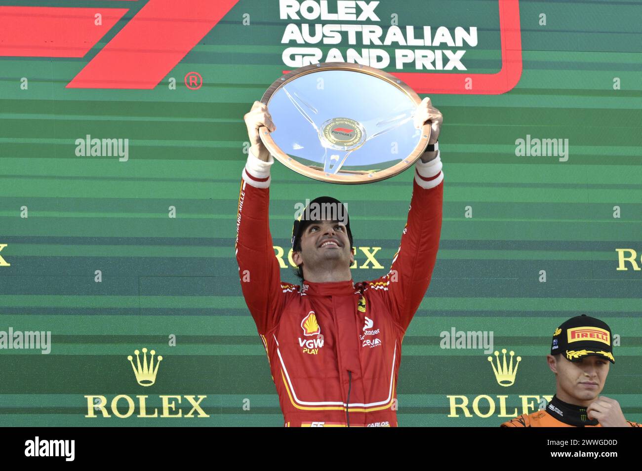 MELBOURNE, AUSTRALIA. 24 marzo 2024. Vincitore del Gran Premio d'Australia 55 Carlos Sainz Jr. (ESP) la Scuderia Ferrari festeggia il podio dopo il completamento del 3° round del Rolex Australian Grand Prix 2024 FIA Formula 1 dal 22 al 24 marzo presso l'Albert Park Street Circuit di Melbourne, Australia. Crediti: Karl Phillipson/Alamy Live News. Foto Stock