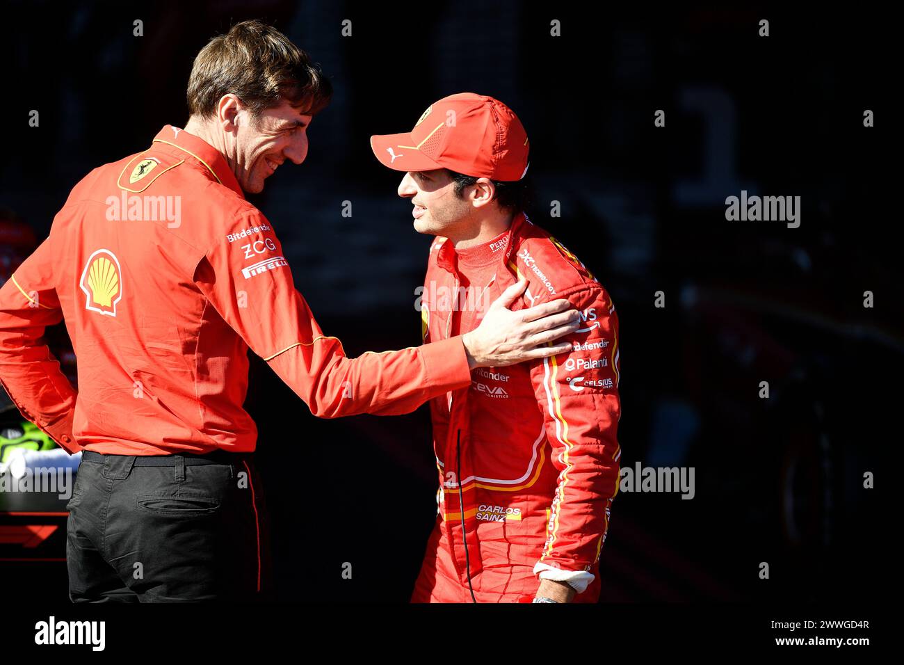 MELBOURNE, AUSTRALIA. 24 marzo 2024. 55 Carlos Sainz Jr. (ESP) Scuderia Ferrari si congratula con un ingegnere di gara Scuderia Ferrari dopo la vittoria al terzo round del Rolex Australian Grand Prix 2024 di Formula 1 FIA dal 22 al 24 marzo presso l'Albert Park Street Circuit di Melbourne, Australia. Crediti: Karl Phillipson/Alamy Live News. Foto Stock