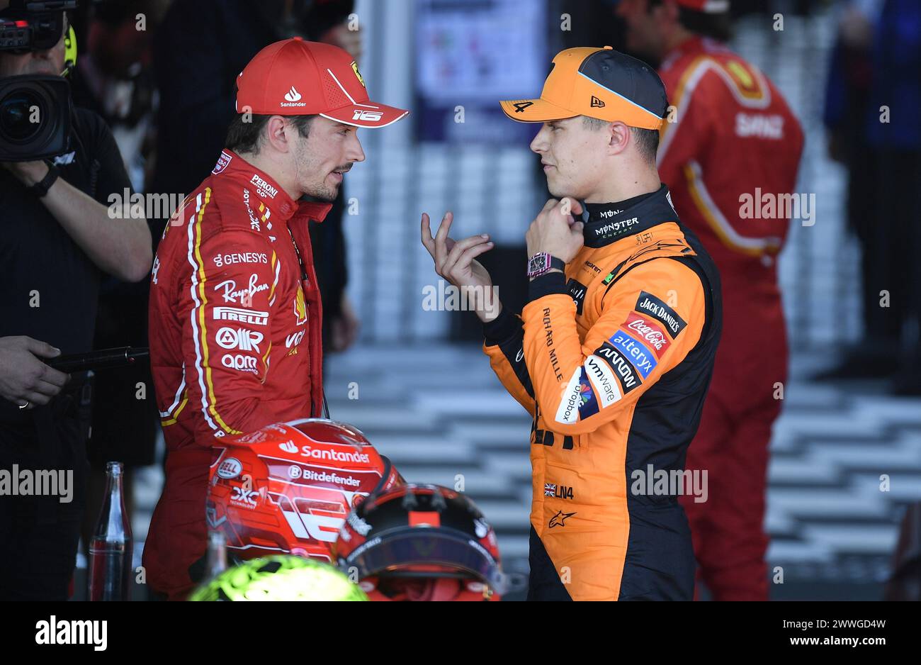 MELBOURNE, AUSTRALIA. 24 marzo 2024. 16 Charles Leclerc (MCO) Scuderia Ferrari (a sinistra) e 04 Lando Norris (GBR) McLaren Formula 1 Team chat post gara dopo il completamento del FIA Formula 1 Rolex Australian Grand Prix 2024 3° round dal 22 al 24 marzo presso l'Albert Park Street Circuit di Melbourne, Australia. Crediti: Karl Phillipson/Alamy Live News. Foto Stock