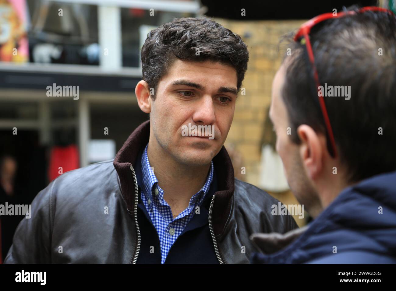 Aurélien Pradié, politico francese “Les Républicains”, deputato del dipartimento Lot, durante la campagna elettorale municipale di Sarlat nel Périgord noi Foto Stock