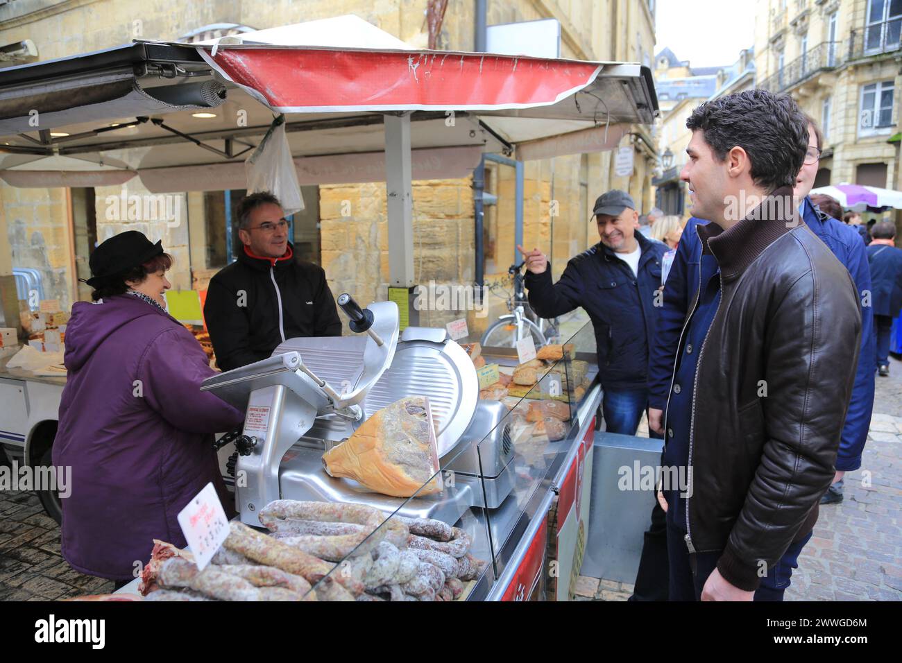 Aurélien Pradié, politico francese “Les Républicains”, deputato del dipartimento Lot, durante la campagna elettorale municipale di Sarlat nel Périgord noi Foto Stock