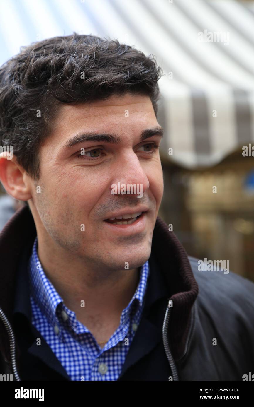 Aurélien Pradié, politico francese “Les Républicains”, deputato del dipartimento Lot, durante la campagna elettorale municipale di Sarlat nel Périgord noi Foto Stock