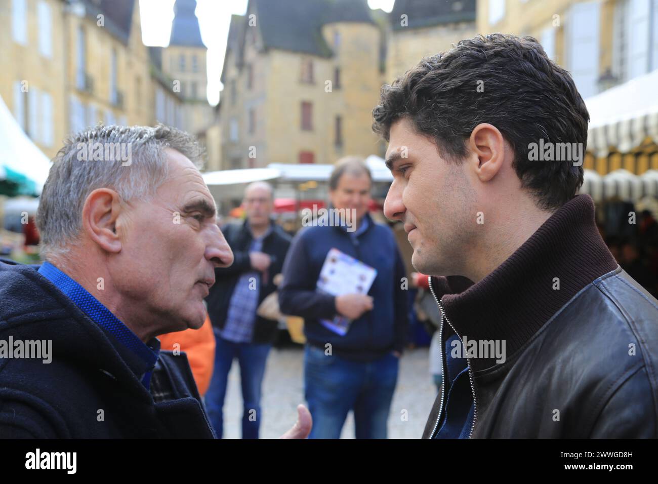 Aurélien Pradié, politico francese “Les Républicains”, deputato del dipartimento Lot, durante la campagna elettorale municipale di Sarlat nel Périgord noi Foto Stock