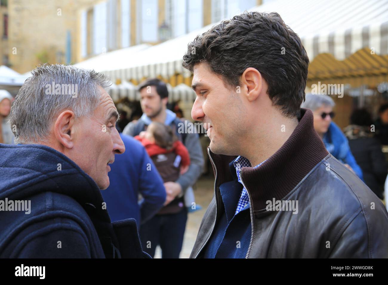 Aurélien Pradié, politico francese “Les Républicains”, deputato del dipartimento Lot, durante la campagna elettorale municipale di Sarlat nel Périgord noi Foto Stock