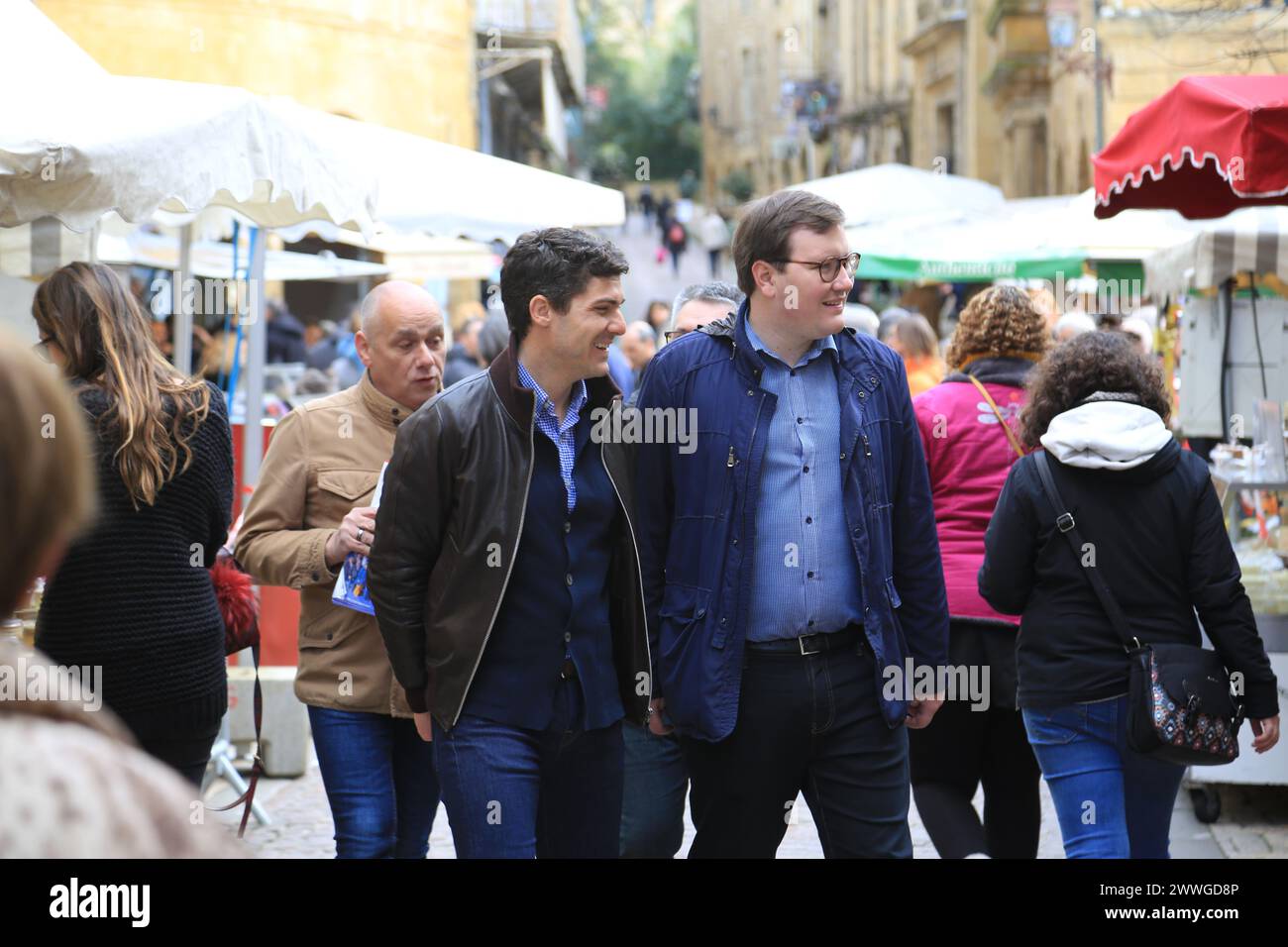 Aurélien Pradié, politico francese “Les Républicains”, deputato del dipartimento Lot, durante la campagna elettorale municipale di Sarlat nel Périgord noi Foto Stock