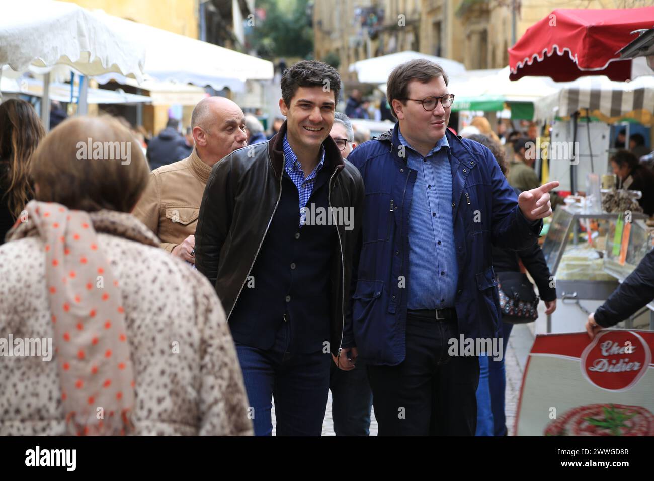 Aurélien Pradié, politico francese “Les Républicains”, deputato del dipartimento Lot, durante la campagna elettorale municipale di Sarlat nel Périgord noi Foto Stock