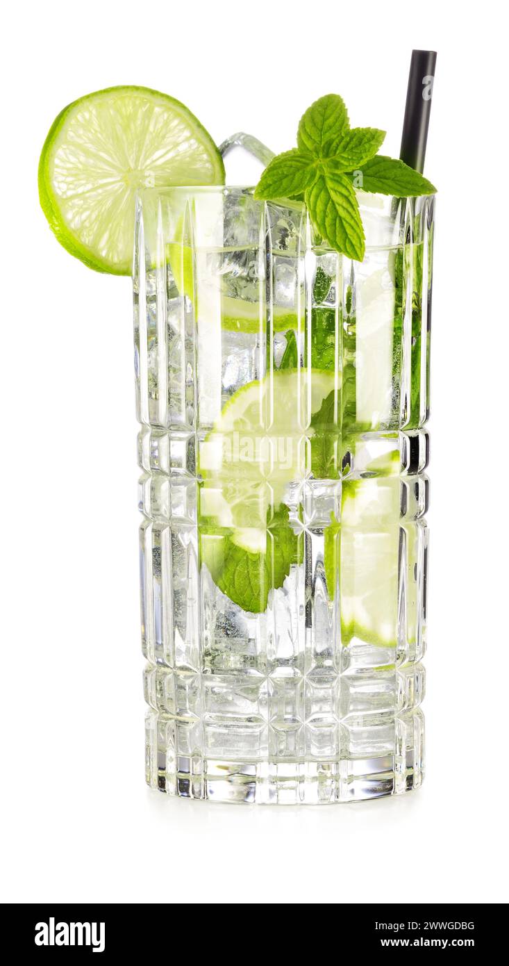 Cocktail di mojito fresco in alto bicchierino di cristallo guarnito con fette di lime e foglie di menta isolate su sfondo bianco. Foto Stock