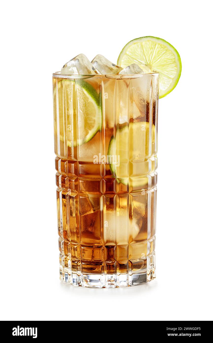 Tumbler alto pieno di cuba libre on the Rocks cocktail guarnito con una fetta di lime isolata su sfondo bianco Foto Stock