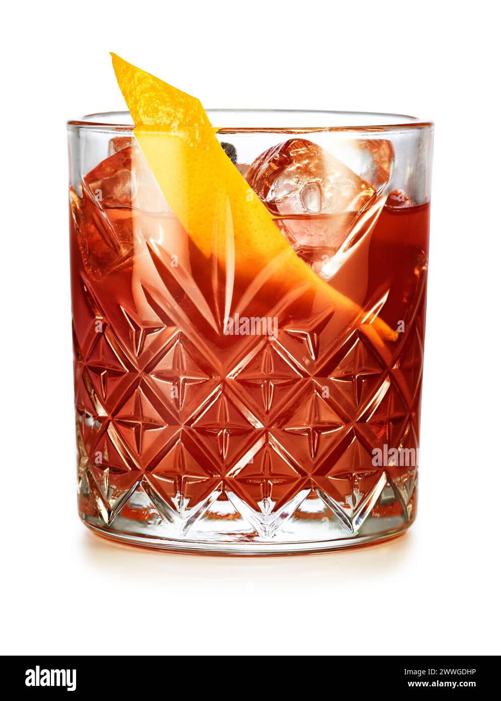 Classico cocktail Negroni guarnito con buccia d'arancia isolata su sfondo bianco. Foto Stock